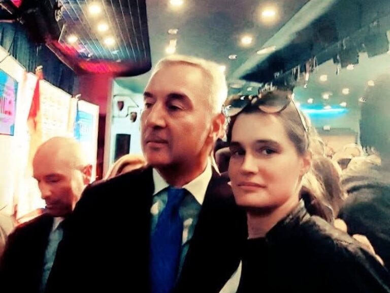 Protiv sestrića i ,,obožavateljke“ Mila Đukanovića podnijete prekršajne prijave zbog ponašanja tokom privođenja Aca Đukanovića!!!