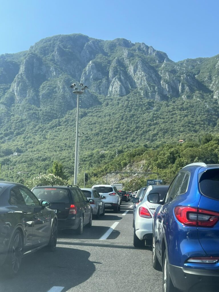 Kilometarske kolone pred tunelom Sozina: Vozači iz pravca Podgorice ka Baru čekaju duže od sat vremena!